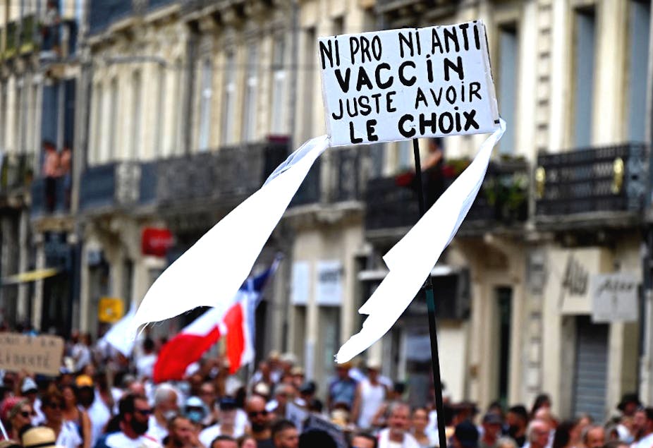 Manifestants avec une pancarte «Ni pro ni anti vaccin, juste avoir le choix»
