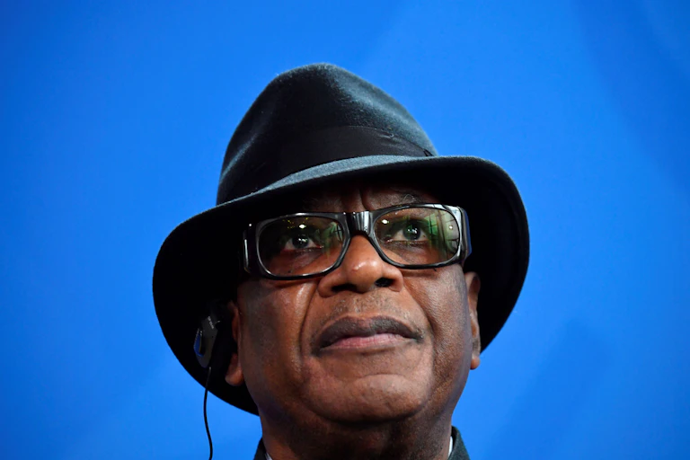 A man wearing hat and glasses.