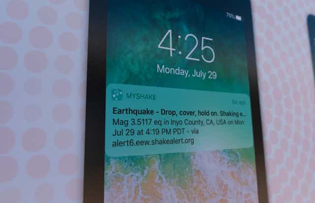 an earthquake alert on a smartphone screen
