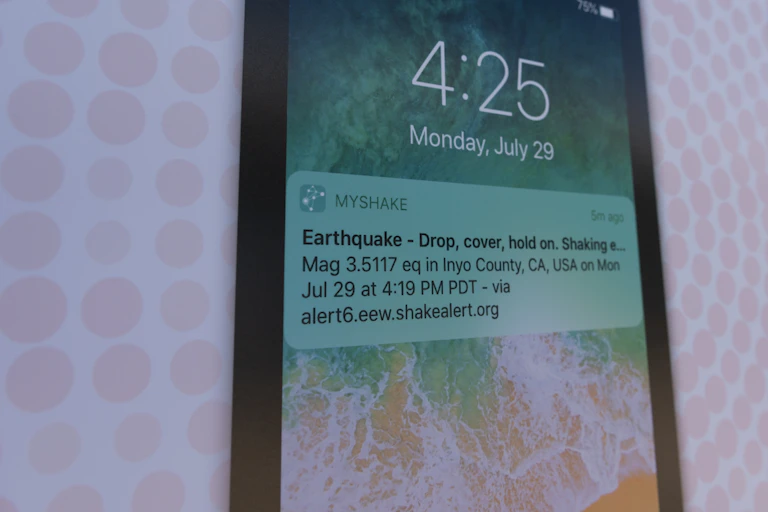 an earthquake alert on a smartphone screen