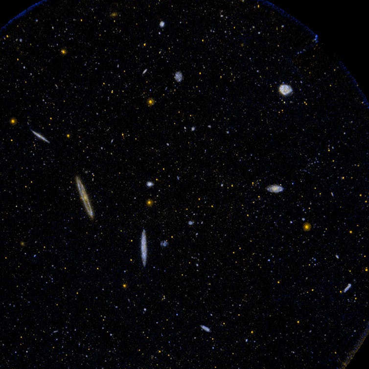 Luz tenue emitida por galaxias sobre un fondo negro