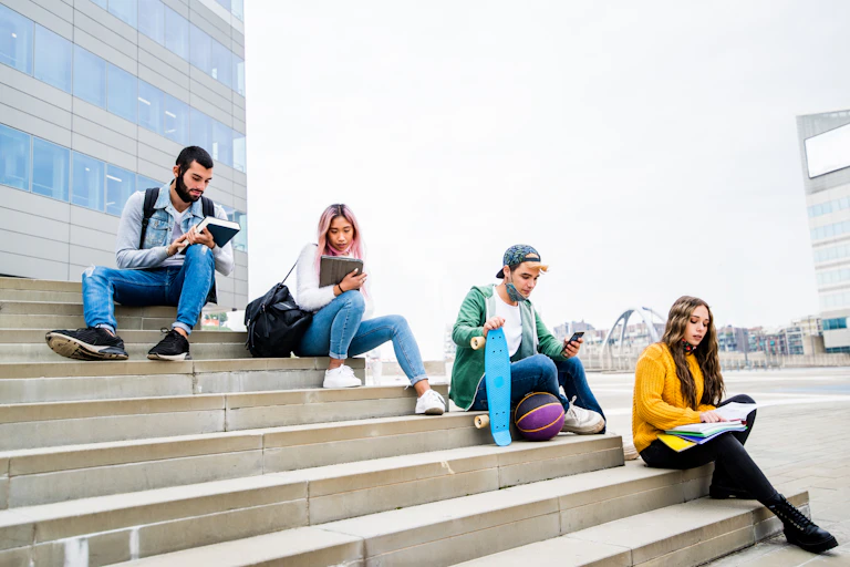 Estudiantes en una escalinata