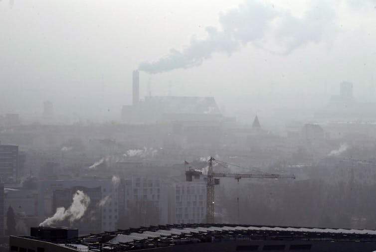 Lyon sous une nappe de pollution en 2017, avec cheminées d’usine fumant