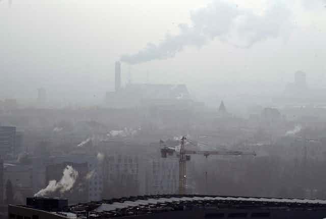 Lyon sous une nappe de pollution en 2017, avec cheminées d'usine  fumant.