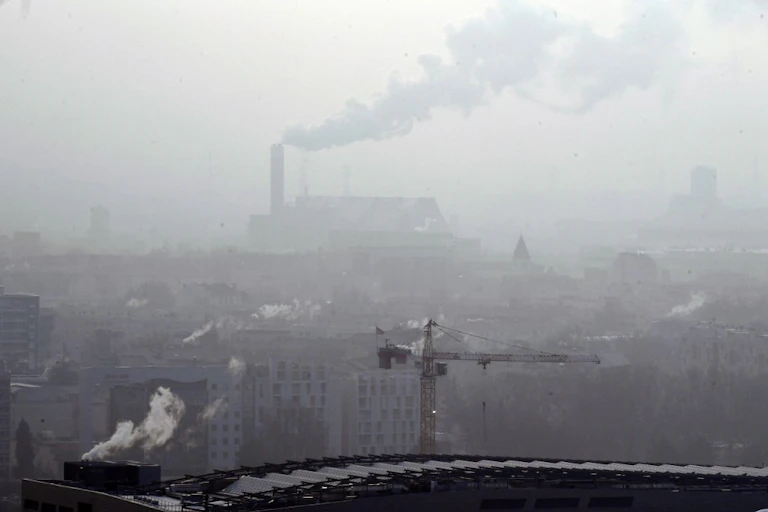 Lyon sous une nappe de pollution en 2017, avec cheminées d'usine fumant.