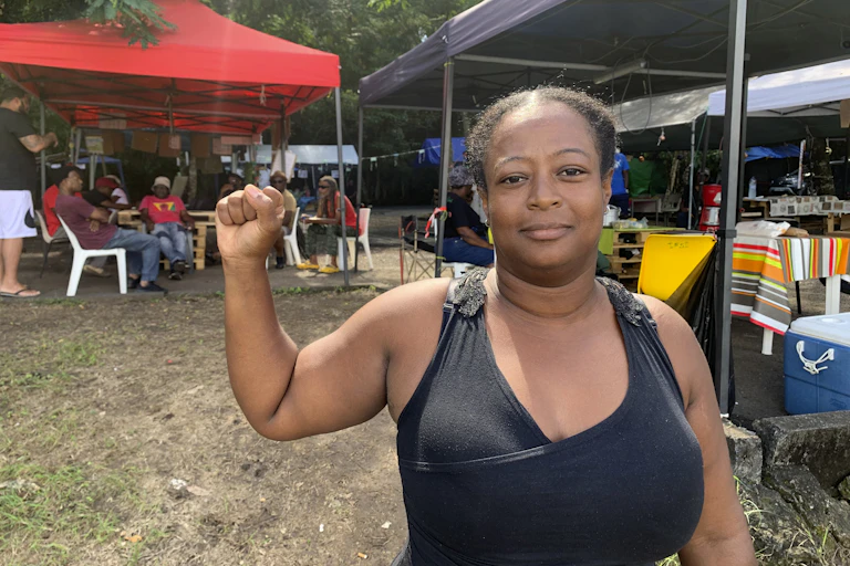 Une femme tient le bras levé