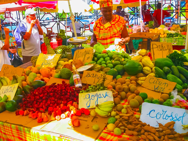 Une femme dans un marché de fruits et de légumes