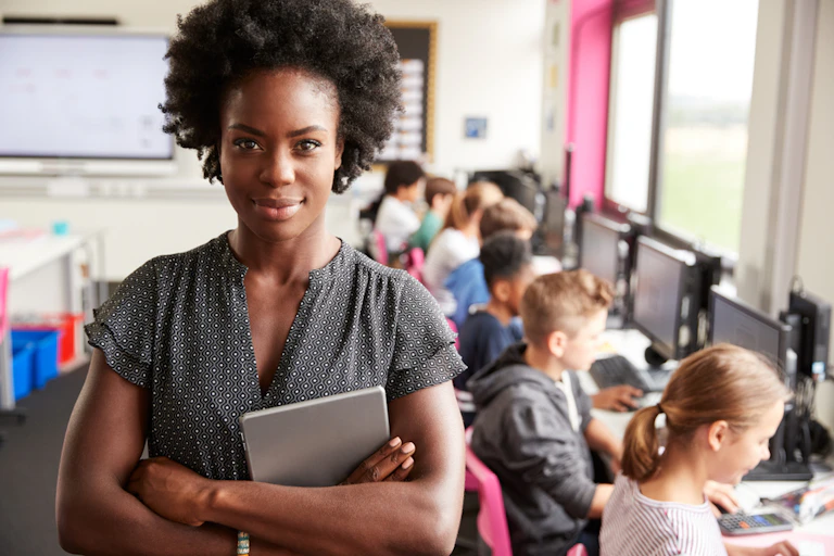 Enseignante tenant une tablette numérique