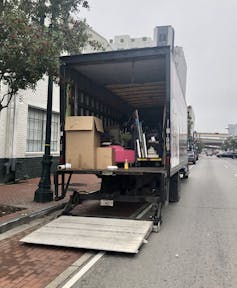 一辆移动的卡车满载着家具和其他物品。