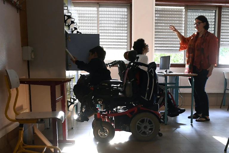 Enfant en fauteuil à l'école