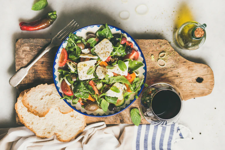 Ensalada, pan vino y aceite.
