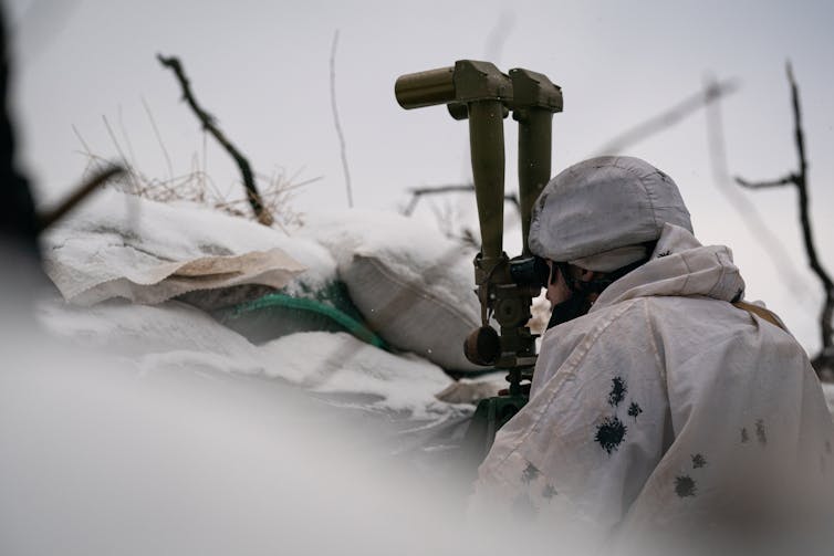 A Ukrainian soldier preparing for possible Russian invasion.