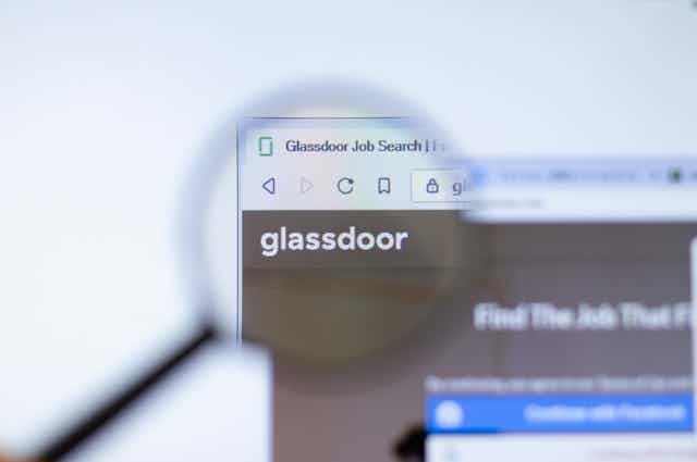 Lupa sobre página web Glassdoor.
