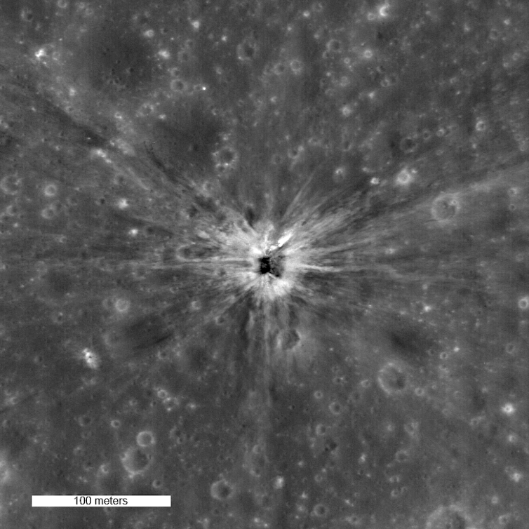Cratere sulla Luna largo 30 metri dallo stadio superiore dell'Apollo 13 Saturn IVB.  NASA/GSFC/Università statale dell'Arizona