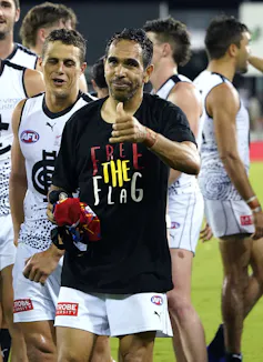 Carlton player Eddie Betts wearing a shirt that says 'Free the Flag'