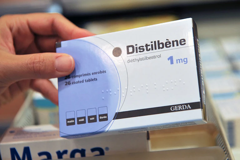 Photo d’une boîte de distilbène, une des appellations commerciales du diéthylstilbestrol.