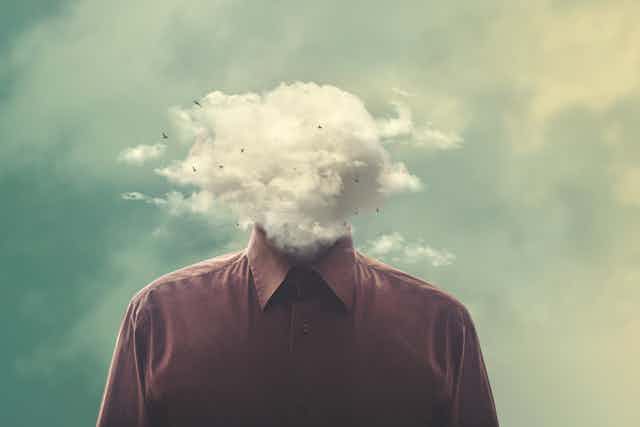 Ilustración de una persona en camisa con nubes en el lugar de la cabeza.