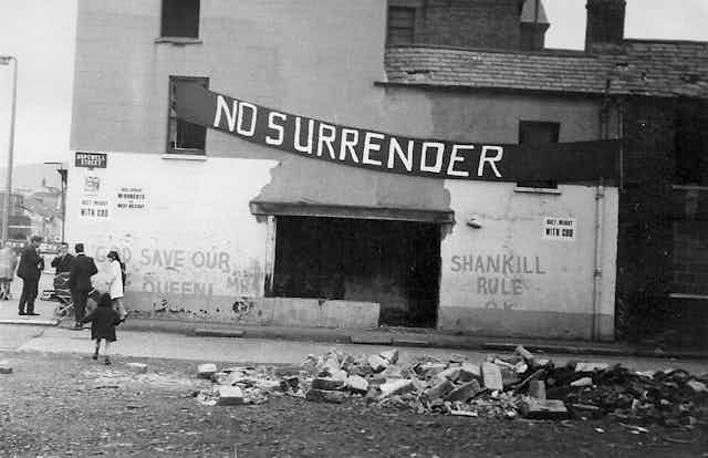 Banderola con el texto No Surrender y grafitis en un edificio de Belfast en 1970.