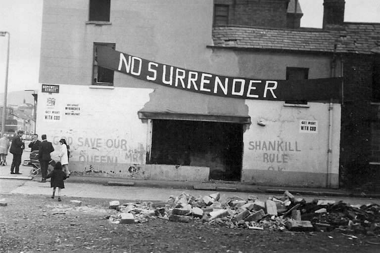 Banderola con el texto No Surrender y grafitis en un edificio de Belfast en 1970.