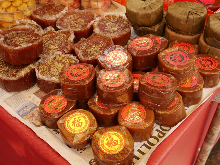 A table of sticky rice cakes.