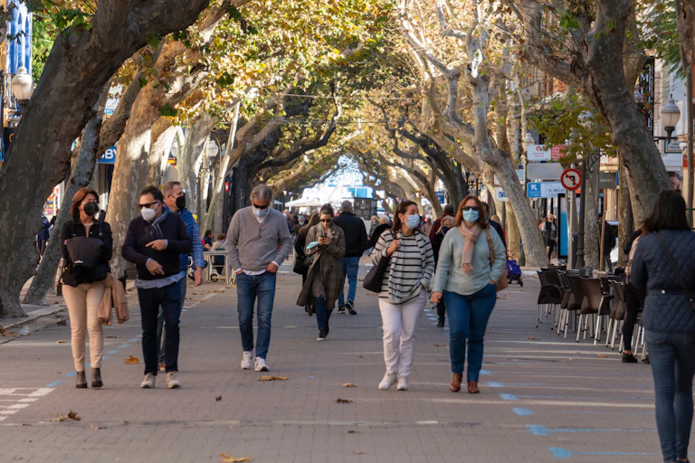 Gente paseando por la Avenida de Marqués de Campos de Denia, Alicante.