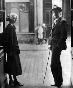 Homem com bengala e mulher na década de 1920.