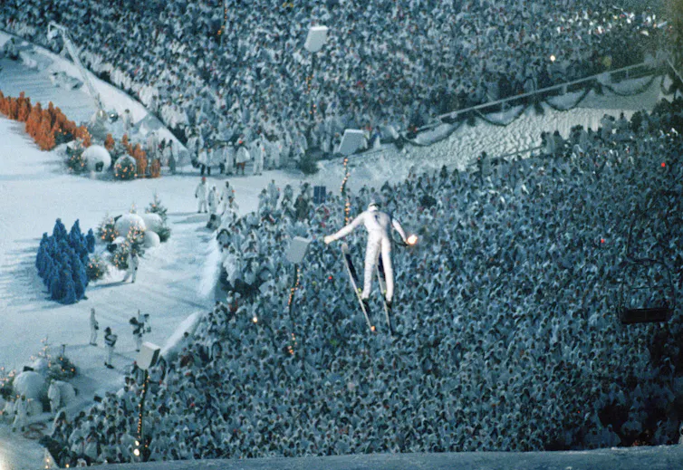 Un skieur dans les airs, lors d’une compétition olympique