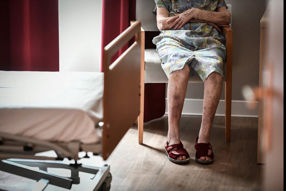 Une résidente est assise dans sa chambre, dans un établissement d'hébergement pour personnes âgées dépendantes (Ehpad), à Paris, en juillet 2018.