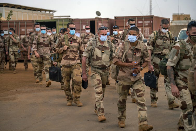 Grupo de soldados usando a máscara