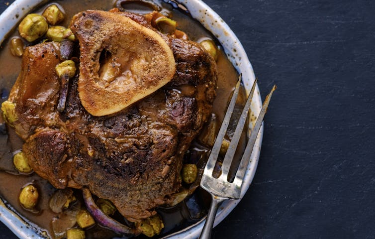 Gamelle où domine une pièce de viande et un os à moelle