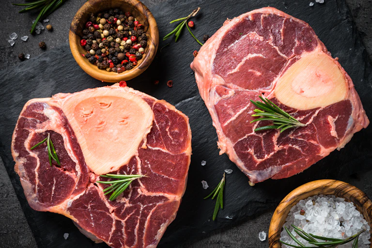 Deux tranches de viande avec os à moelle.