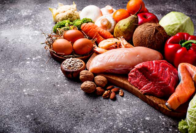 Sélection d'aliments compatibles avec le régime Paléo : viande rouge et blanche, mais aussi œufs, poire, clémentine, choux, poissons, carottes…