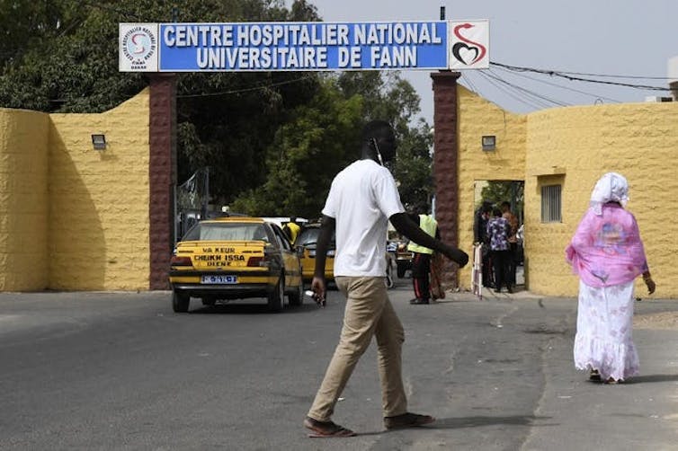 Entrée de l'hôpital universitaire de Fann, à Dakar.