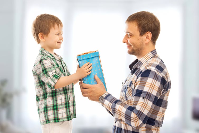 Los regalos hacen realmente felices a los niños?