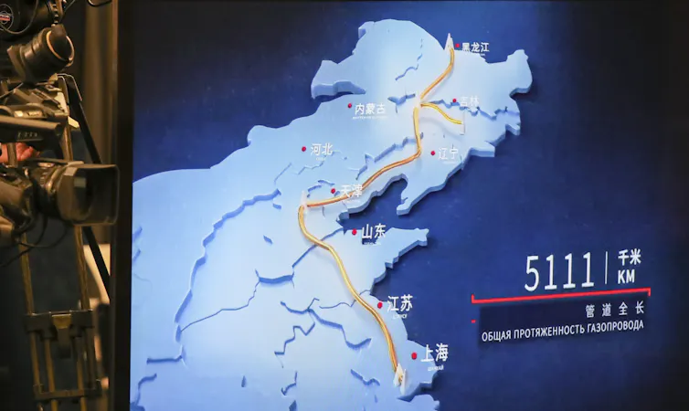 Camera pointed at screen showing map in Chinese.