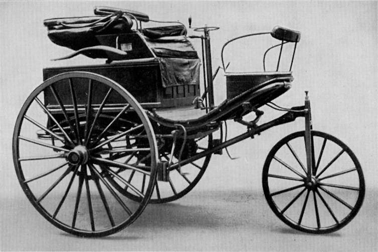 Benz Patent-Motorwagen de 1886, utilizado por Bertha Benz para el primer viaje motorizado de larga distancia de 106 kilómetros.