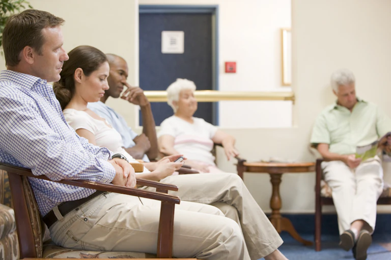 Des personnes sont assises dans une salle d'attente