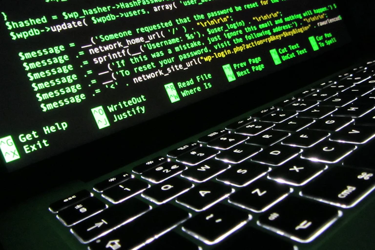Ordinateur portable dont l'écran afficche du code informatique