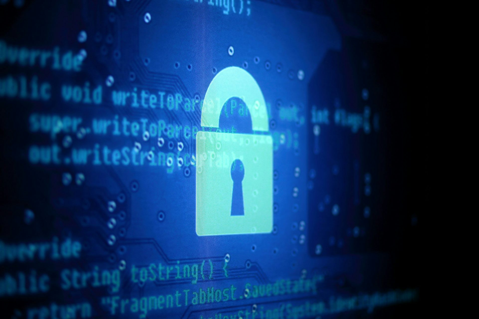 Une image de verrou surpimposée à du code informatique.