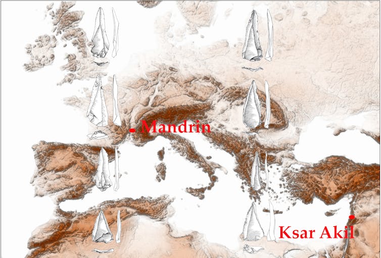 Mapa de la región mediterránea con bocetos de puntas líticas sobreimpresionados