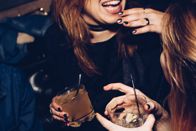 Deux femmes avec des boissons.