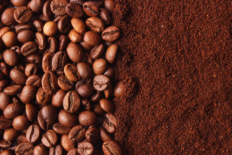 Granos de café y café molido.