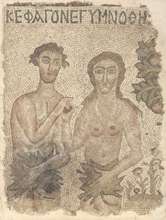 um mosaico de azulejos representando um homem e uma mulher nus segurando folhas sobre suas regiões pélvicas com texto em grego antigo acima das figuras