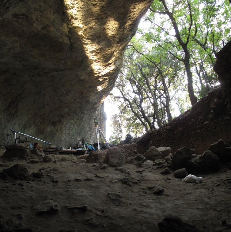 L'abri sous roche de la Grotte Mandrin a été utilisé à plusieurs reprises par les Néandertaliens et les humains modernes au cours des millénaires. Ludovic Slimak, Fourni par l'auteur