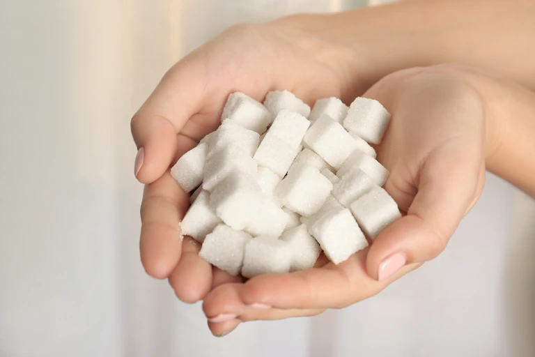 Manos repletas de terrones de azúcar.