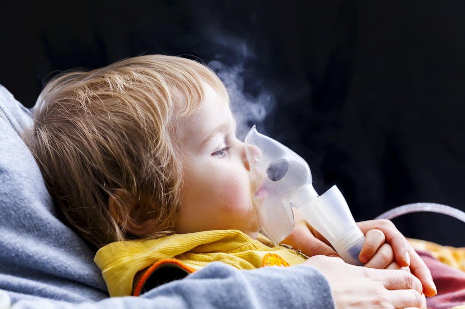 child with vaporiser inhaler