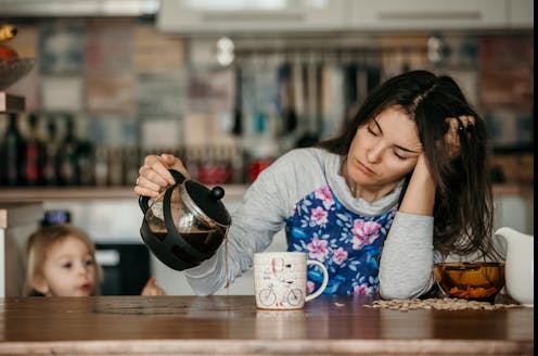 Мама посидим на кухне. Уставшая мама с кофе. Уставшая мама с чаем. Мама устала чай. Фото Tomsickova Tatyana /Shutterstock/.