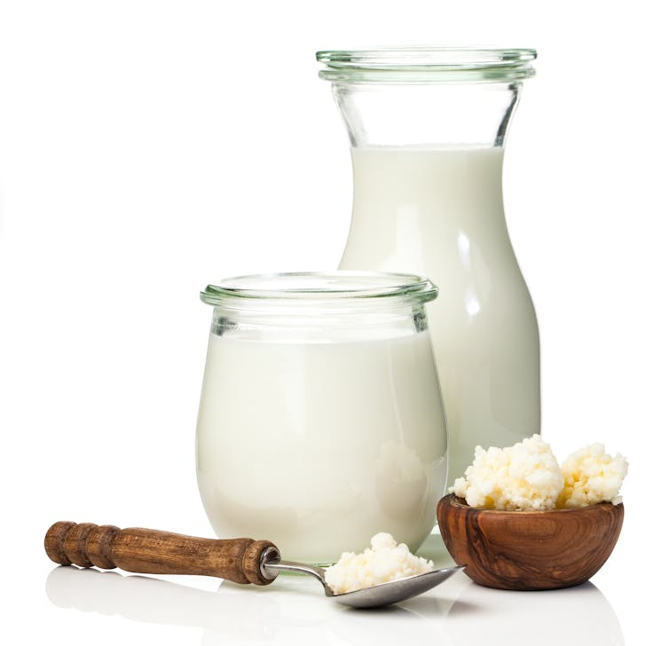 Due brocche di latte di kefir.