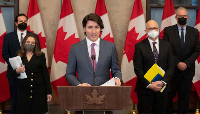 Justin Trudeau entouré de membres de son cabinet