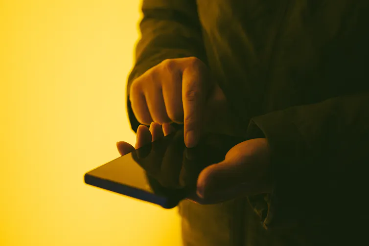 Una persona usa el teléfono móvil para escribir.